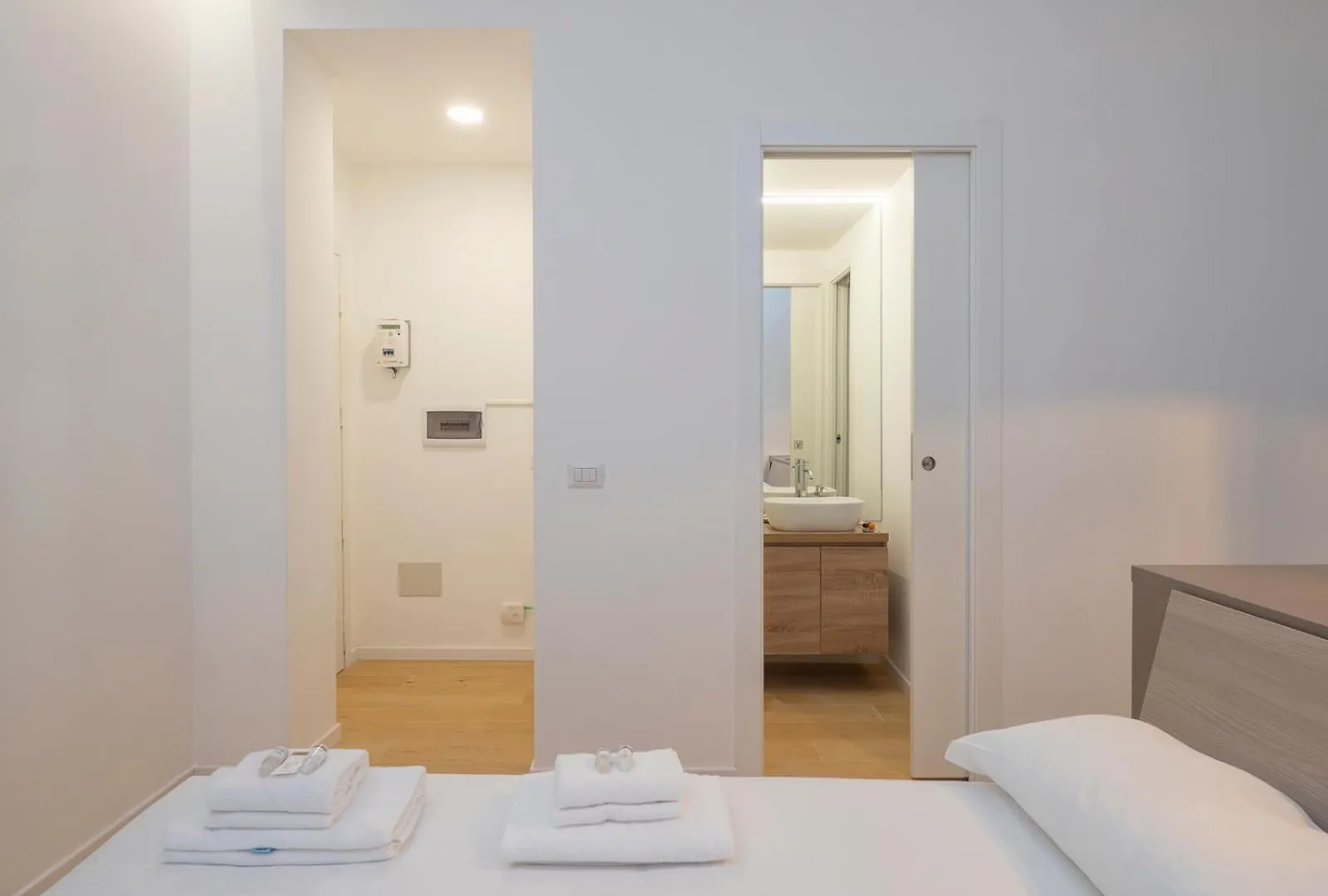 Xenia Apartments - Renovated Studio In Navigli Area Milan Italy